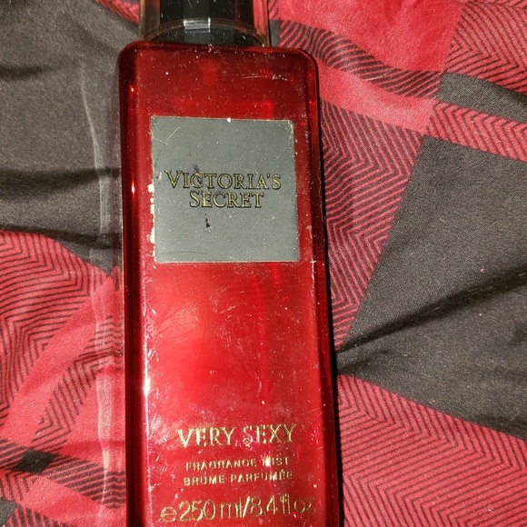 Victoria Secret - Picture 2 of 2